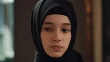 Mina Demirtaş’tan motosikletli poz! Kızıl Goncalar’ın Zeynep’i sosyal medyayı salladı