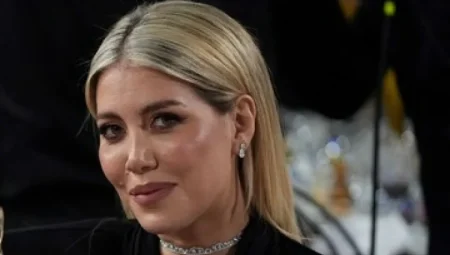 Wanda Nara’ya ödül töreninde sürpriz öpücük! Sosyal medyada gündem oldu