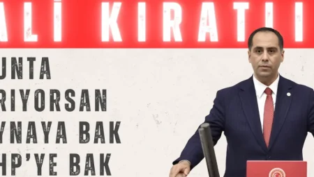 AK Parti’li Kıratlı’dan Özgür Özel’e sert sözler: ‘Cunta arıyorsan aynaya bak, CHP’ye bak’