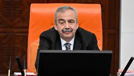 Sırrı Süreyya Önder’in siyaset ve sanatla iç içe geçen sıra dışı yaşam öyküsü