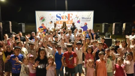 Kepez’de “Sahne Kepez” Gaziler Mahallesi’nde çocuklar ve aileler için eğlence dolu akşam düzenlendi