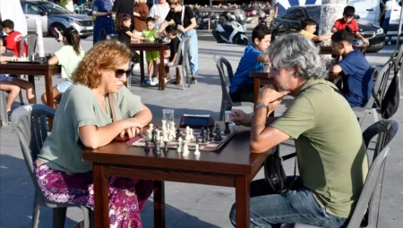 Kuşadası’nda “Sokakta Satranç Var” etkinliği Atatürk Meydanı’nda yoğun ilgiyle gerçekleştirildi