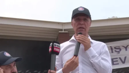 İKÇÜ’de grev 74. güne girdi: Öz Büro-İş Genel Başkanı Abdülbaki Gülbaba “Toplu iş sözleşmesi imzalanana kadar buradayız.”