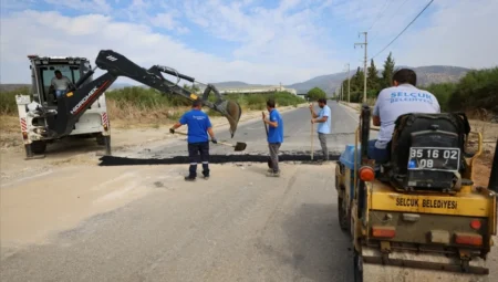İzmir Büyükşehir Belediyesi ve Efes Selçuk Belediyesi’nden ortak altyapı atağı: Mahallelerde bakım ve onarım çalışmaları hız kazandı