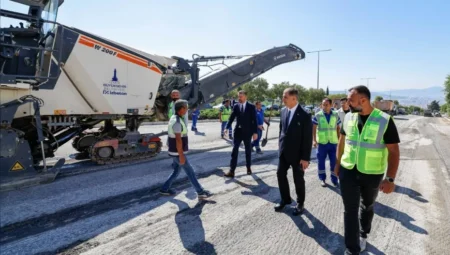 Başkan Cemil Tugay Buca’daki asfalt çalışmalarını yerinde inceledi