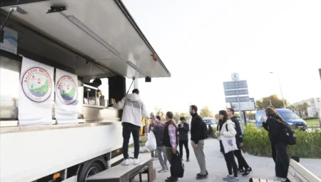 Balçova Belediyesi soğuk sabahlarda metro durağında sıcak çorba ikramı başlattı