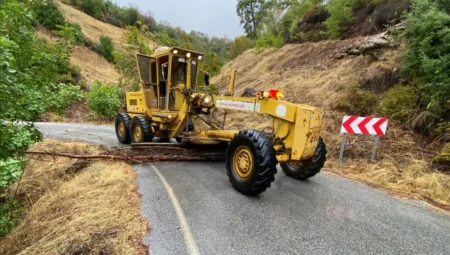 Alanya kırsalında yağış sonrası yollar temizleniyor, tıkanan büzler açılarak ulaşım güvenli hale getiriliyor