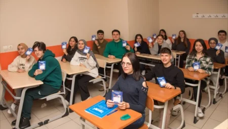 Menemen’de 10 Bin Öğrenciye Dijital Eğitim Paketi Dağıtıldı