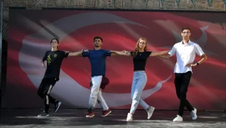 Kuşadası’nda Kardeş Şehirler Gençlik Toplantısı renkli danslarla kapanışa hazırlanıyor