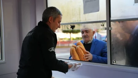 Kemalpaşa’da Halk Ekmek büfelerine yoğun ilgi: Uygun fiyatlı ekmek uygulaması yaygınlaşıyor